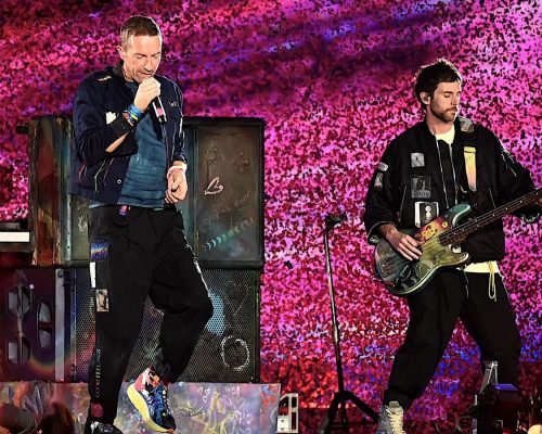 Musician Chris Martin (L) of the British rock band Coldplay, performs onstage during a concert as part of their Music of the Spheres World Tour, at the D.Y. Patil stadium in Navi Mumbai on January 18, 2025. (Photo by SUJIT JAISWAL / AFP) / ----IMAGE RESTRICTED TO EDITORIAL USE - STRICTLY NO COMMERCIAL USE-----